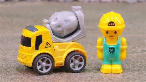 混凝土搅拌车视频：水泥搅拌车工程车玩具定格动画