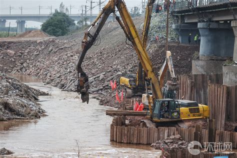 石太线翟家庄铁路桥被洪水冲塌，当地：已禁止通车，无人员伤亡_新浪新闻