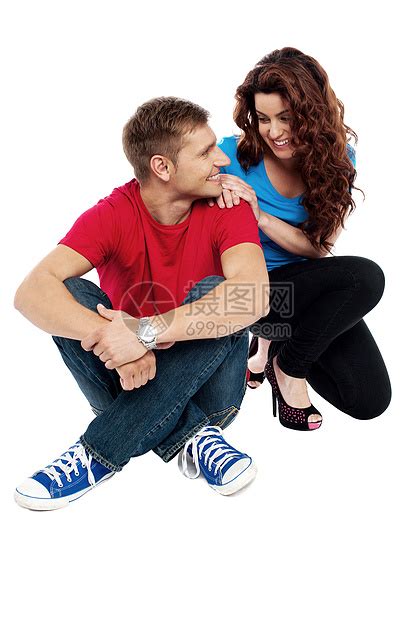 萨姆纳斯照片相中一对年轻情侣相爱彼此在巷子里拥抱着对方女士高清图片下载-正版图片307667218-摄图网