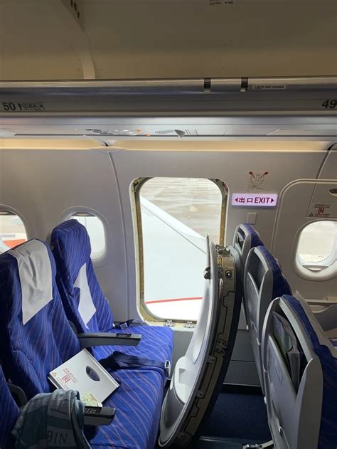 室内的飞机场人们在行时坐机舱里坐着乘客高清图片下载-正版图片307674174-摄图网
