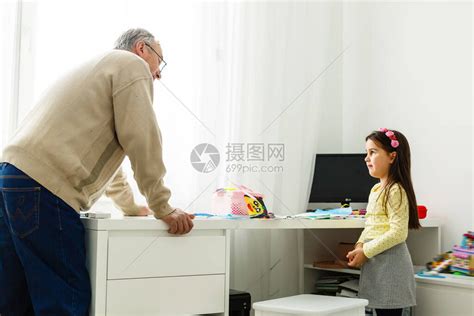 祖父在餐桌上和孙女谈笑风生高清图片下载-正版图片506645223-摄图网
