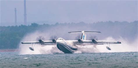 国防时报-国防新闻网-AG600鲲龙水陆两栖飞机首次水上滑行圆满成功