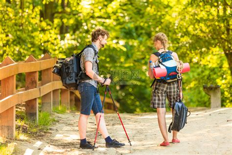 冒险,旅游积极的生活方式轻的夫妇背包客徒步旅行者休息森林饮用水塑料瓶高清图片下载-正版图片300883564-摄图网