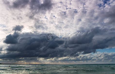 海面上风雨如磐的乌云沙滩和卷曲的海浪高清图片下载-正版图片507503840-摄图网