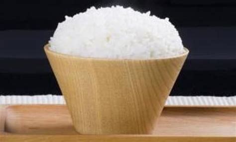 米饭的热量 100g大米360千卡(碳水化合物含量多)— 爱才妹生活