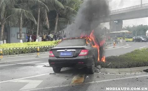 北京一辆比亚迪突然“爆炸”？车主抱孩子逃生，公司紧急回应__财经头条