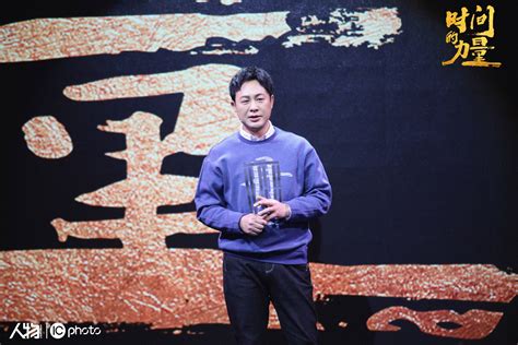 张颂文出席《人物》演讲盛典 真挚分享表演人生感悟
