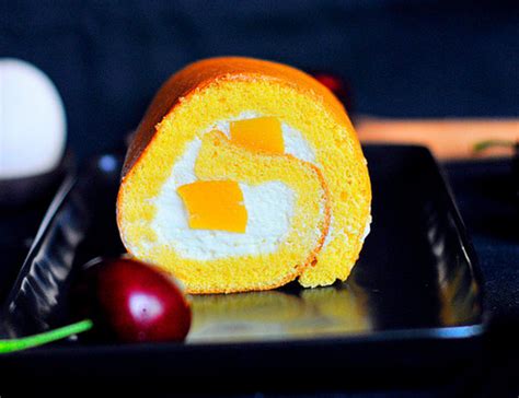 黄桃蛋糕卷的做法_家常黄桃蛋糕卷如何做怎么做好吃-聚餐网