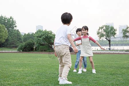 儿童公园草坪玩耍开心高清图片下载-正版图片501129306-摄图网