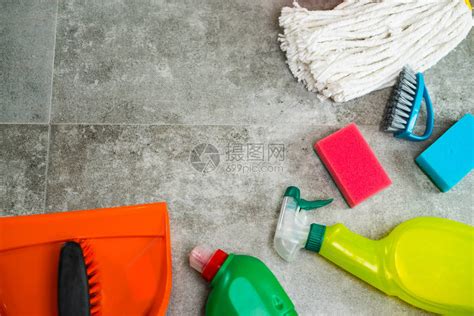 地板上洗涤剂瓶和化学品清洗用品的清洁蒸高清图片下载-正版图片505135340-摄图网