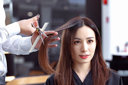 理发师剪头发时美发店里一个女高清图片下载-正版图片505818992-摄图网