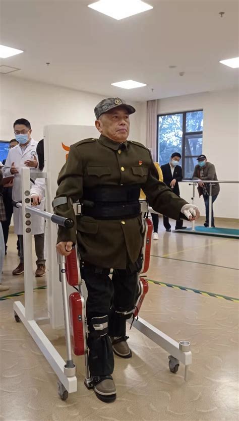 打不倒的顽强意志，高位截瘫40年的伤残军人站起来了_四川在线