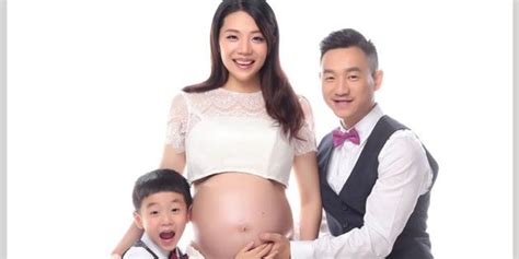 杨威携孕妻照全家福 将迎双胞胎儿女双全_手机新浪网