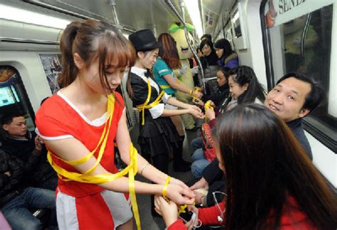 武汉地铁上演捆绑性感制服美女 - 07073手机游戏