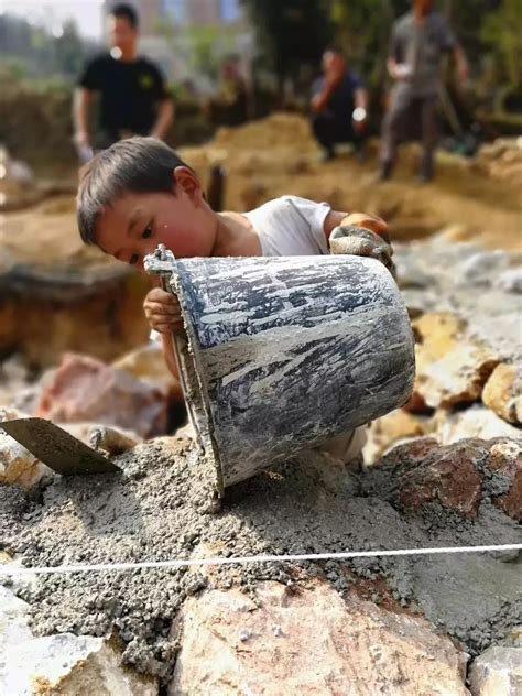 6岁男孩2年投入上万元收集石头 妈妈买收纳盒支持孩子爱好(含视频)_手机新浪网
