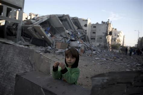 凌晨，加沙地带北部沙蒂难民营的一名小女孩在遭到空袭的废墟中被……_新浪新闻