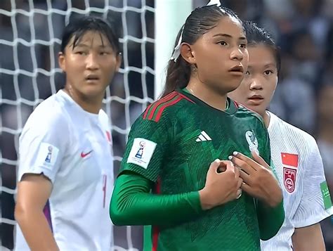 0-1出局！中国女足进球被吹+红牌，告别世界杯，姑娘们替补席自责