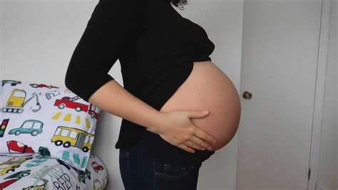 双胞胎孕妈妈记录自己的孕期身材变化，到孕35周这肚子大的好夸张！_腾讯视频