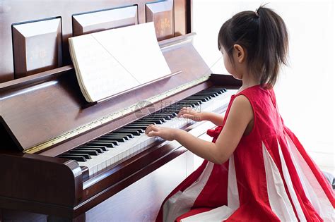 小女孩学琴高清图片下载-正版图片501579236-摄图网