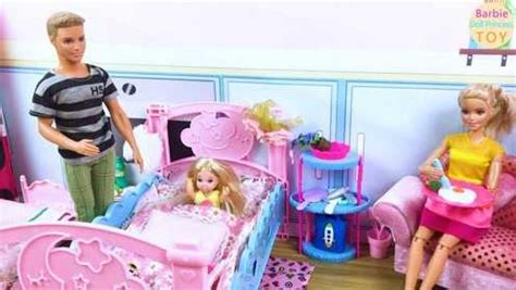 芭比娃娃玩具，芭比和肯早上照顾宝宝吃早餐_腾讯视频