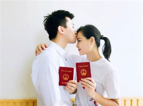 超甜蜜！吴敏霞与老公晒结婚证亲吻额头 10月办婚礼_手机凤凰网