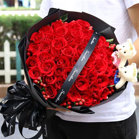 年轻漂亮男人拿着一朵红玫瑰献给他的爱人在圣情人节向女友们做礼物高清图片下载-正版图片504224127-摄图网