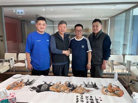 蒙牛创始人牛根生诚邀著名书画家吴德喜老师赴香港创作《八牛图》