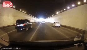 【视频】吓人！两车在隧道内恶意别车“斗气” 无辜车辆被撞翻 ...