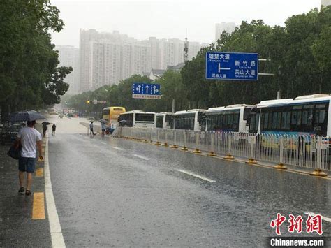 武汉遭遇洪水袭击 火车站被淹地铁如瀑布_社会_中国小康网