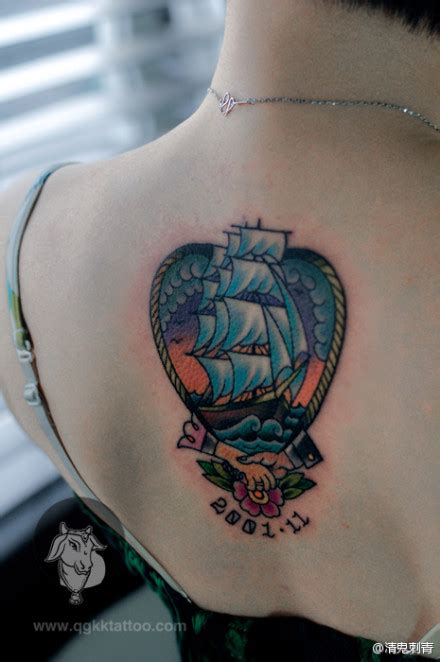 女生后背潮流精美的帆船纹身图案