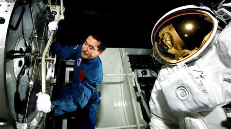 翟志刚：第一位太空漫步的中国航天员！_澎湃号·媒体_澎湃新闻-The Paper