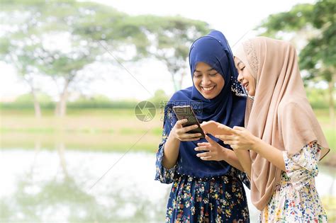 轻的成青少穆斯林伊斯兰泰国亚洲妇女社交媒体上用智能手机平板电脑高清图片下载-正版图片300890155-摄图网