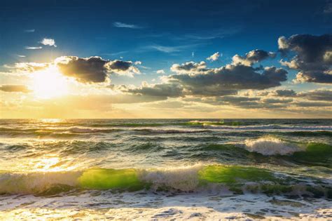 夕阳下的海面图片-夕阳下波澜壮阔的海面素材-高清图片-摄影照片-寻图免费打包下载