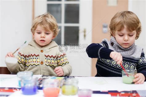 男孩的双胞胎兄弟坐在一起高清图片下载-正版图片320008480-摄图网