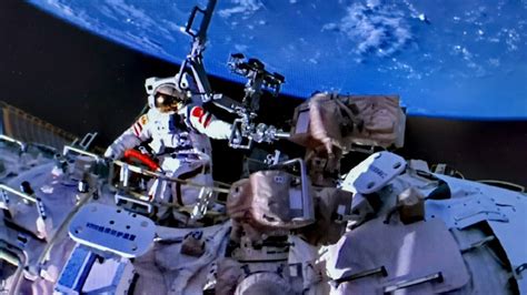 视频来了！神十五航天员首次出舱画面圆梦乘组首次漫步太空！_腾讯视频