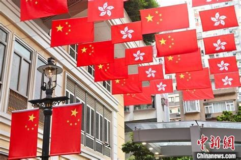 香港喜迎国庆 “中国红”成最亮眼风景_凤凰网