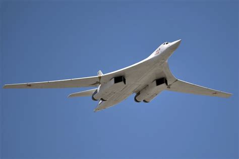 俄媒：今年交付首架全新建造的图-160M战略轰炸机_凤凰网