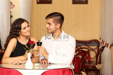 夫妻俩在餐馆谈恋爱高清摄影大图-千库网