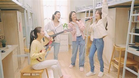 4K女大学生在寝室唱歌视频mp4格式_【高清无水印】人物生活素材下载_编号SP217002-潮点视频