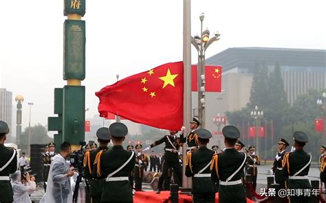 以奋斗的青春为祖国献上最真挚的祝福，上海各高校举行迎国庆升旗仪式|上海_新浪新闻