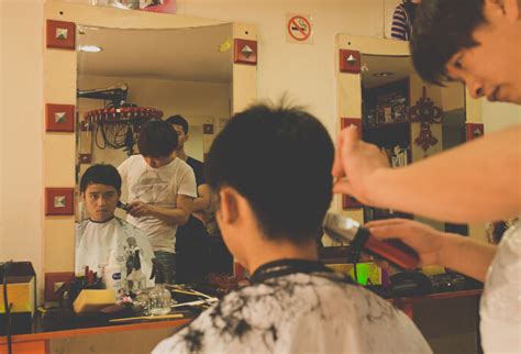 理发师在理发店和客户一起工作在男发廊高清图片下载-正版图片503614392-摄图网