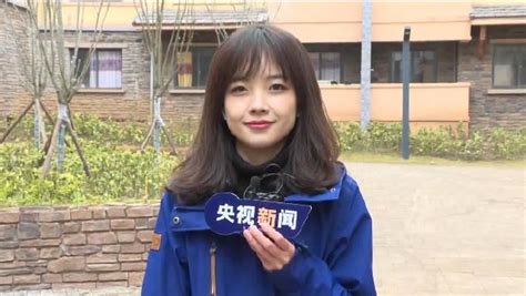 美女记者王冰冰在三亚被偶遇，路边大口啃肉接地气_凤凰网