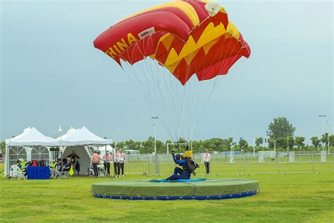 武汉军运会跳伞项目测试赛今日开赛_湖北频道_凤凰网