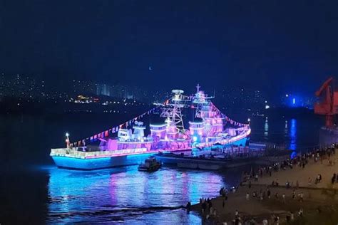 退役军舰 166珠海舰 已停靠在重庆南岸区明月沱，场面壮观！_腾讯视频