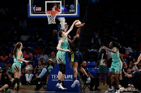 韩旭WNBA季后赛首胜+黑七奇迹在望，“二年级”的她上演全面蜕变 | 体育大生意