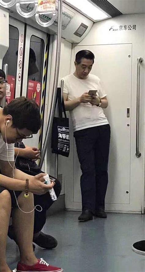 一句让座招三男怼！深圳地铁“女士优先车厢”内女人、女孩站着