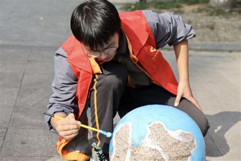 创意石墩彩绘 点亮文明城市——湖州艺术与设计学校“一画一世界”金田家园志愿服务活动