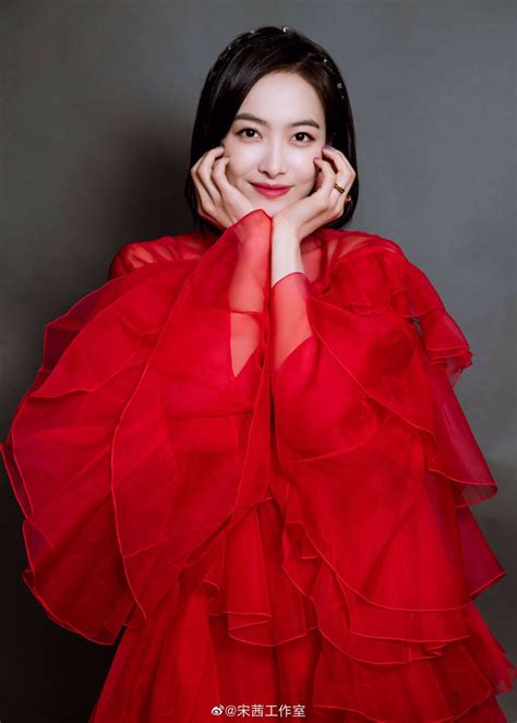 宋茜亮相2019国剧盛典红毯 红丝绒长裙尽显明艳动人 -- 眼界，放眼世界