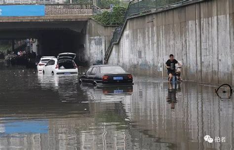 北京大雨金台路积水 抢险人员撬井盖排水_手机新浪网