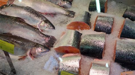 市场上的冰鲜鱼高清图片下载-正版图片506083375-摄图网
